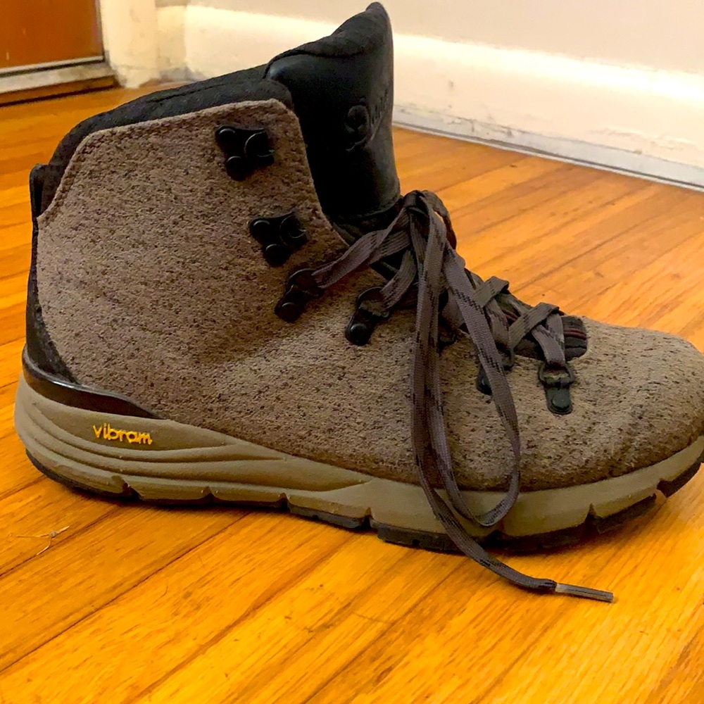 Women’s 8.5 Danner hiking boots!